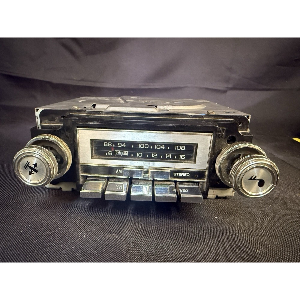 GM Delco AM/FM Car Radio GM2700 - 7898450  Powers on - With short Wire Harness